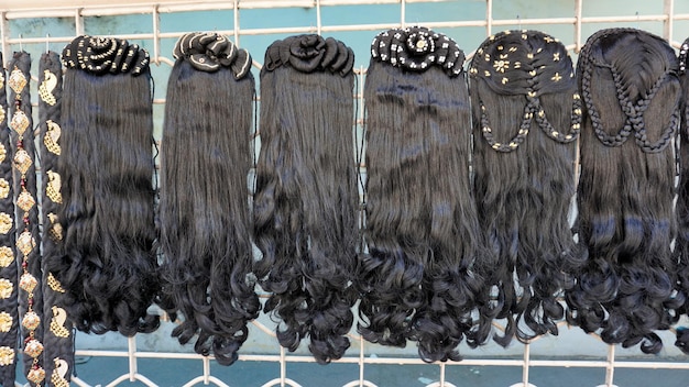 BangaloreKarnatakaIndiaJanvier 01 2023 Perruque de cheveux noirs pour femmes en vente à Shivaji nagar