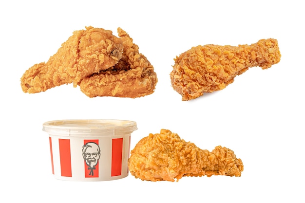 Bangkok 1 août 2022 KFC Chicken Kentucky Fried Chicken avec logo de marque de restauration rapide isolé sur fond blanc