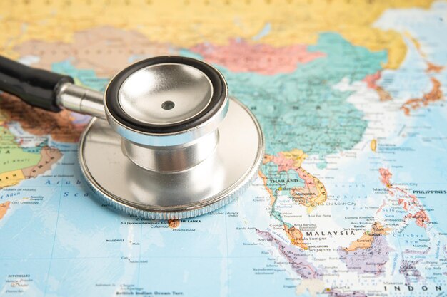 Bangkok 1er juin 2022 Stéthoscope sur le fond de la carte du globe mondial de l'Asie