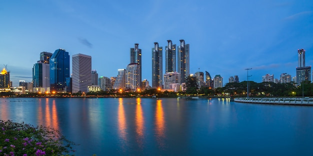 Bangkok city downtown au crépuscule avec reflet de la skyline