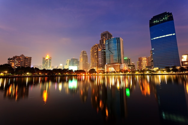 Bangkok en soirée, reflet des bâtiments dans l'eau