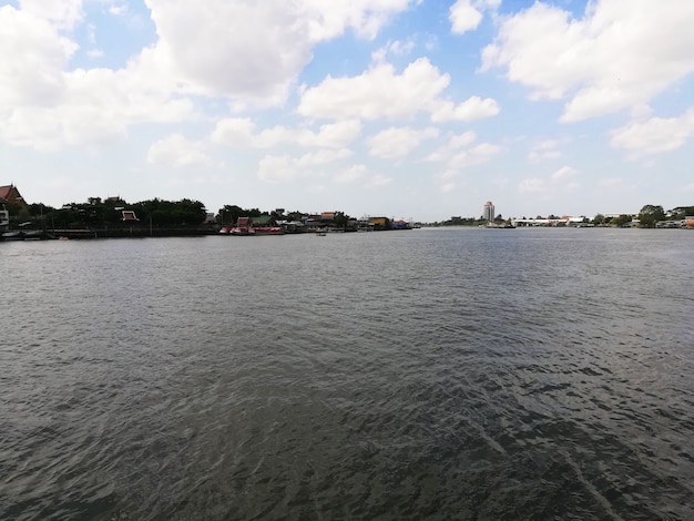 Bangkok Thaïlande 20 juin 2021 Voir l'embarcadère en face de l'après-midi sur la rivière Chao Phaya