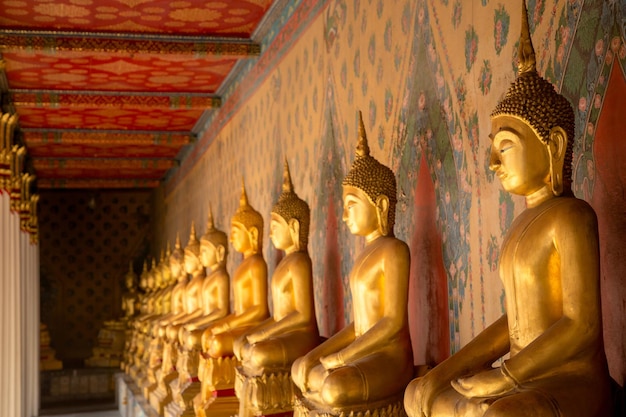 Bangkok Thaïlande 25 mars 2017 Rangée de statue de Bouddha en or au Wat Arun Bangkok Thaïlande Monument de la Thaïlande et de l'Asie