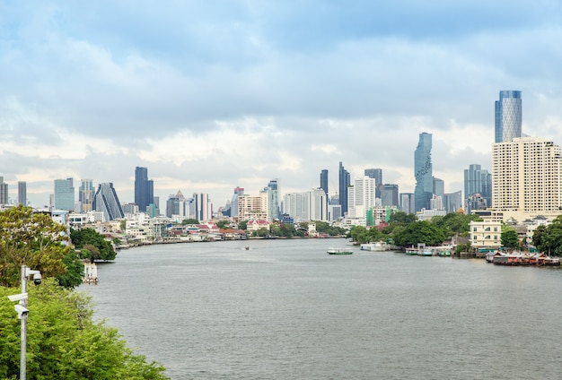 Bangkok / Thaïlande - 7 juillet 2020 : vue depuis le parc Chao Phraya Sky, rivière Chao Phraya près du pont Phra Pokklao à Thonburi, Bangkok, Thaïlande. L'un des plus à voyager autour de Bangkok.