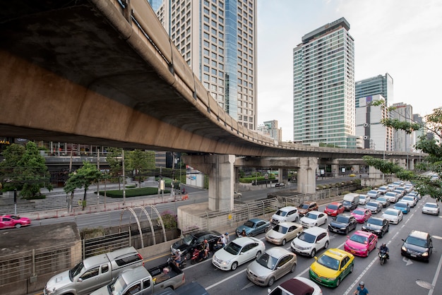 Bangkok, Thaïlande. Embouteillage sur la route Sathorn