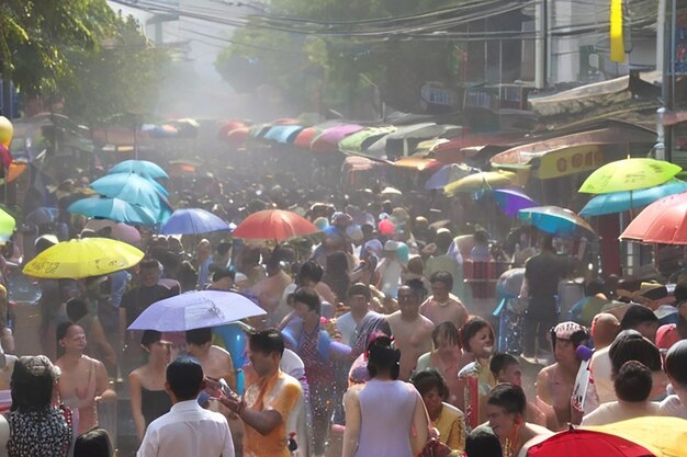 Bangkok, Thaïlande - La foule célèbre le Songkran, le Nouvel An thaïlandais.