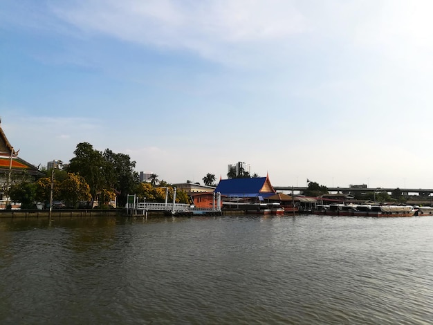 Bangkok Thaïlande Vue en face de l'embarcadère dans l'après-midi sur la rivière Chao Phaya