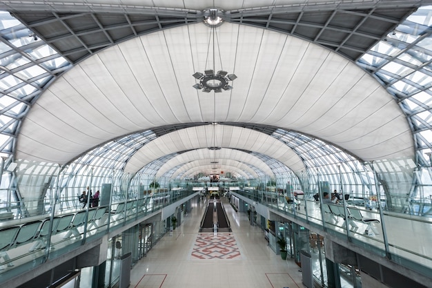 BANGKOK, THALANDE - 15 OCTOBRE 2014 : Conception futuriste de l'aéroport international Suvarnabhumi de Bangkok, Thaïlande.