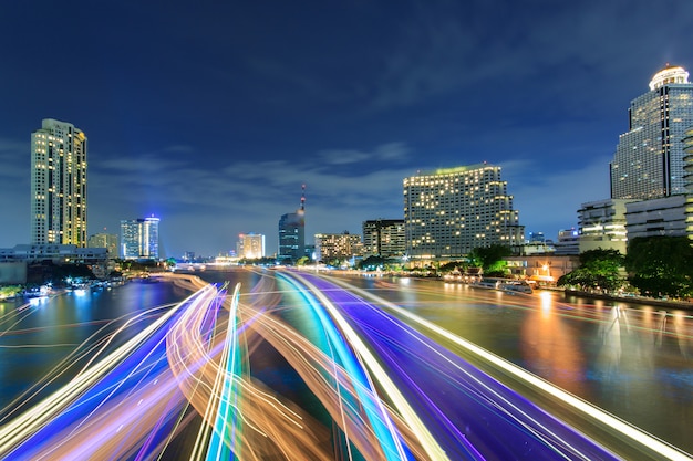 Bangkok ville belle nuit avec la vitesse de la lumière sur la rivière