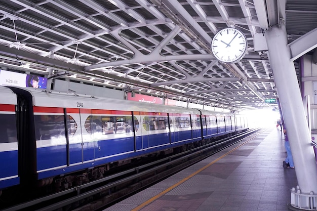 BangkokThaïlande 18 septembre 2022 image du train Sky sur la plate-forme et de l'horloge suspendue à la station BTS supérieure en Thaïlande