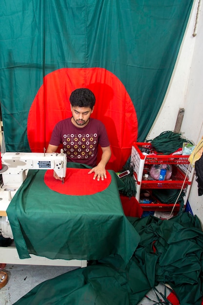 Bangladesh 09 décembre 2017 Md Rashed Alam un jeune tailleur passe un temps chargé à faire des drapeaux nationaux bangladais avant le mois de la Victoire près de Gulistan Dhaka