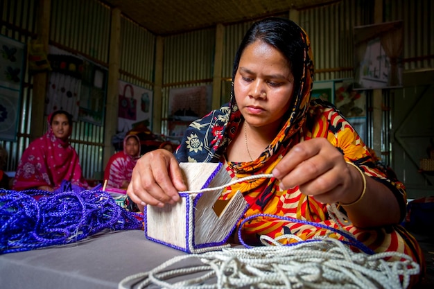 Le Bangladesh le 13 mai 2018 une femme artisan fabrique une pièce maîtresse à partir des fibres d'un bananier à Madhupur Tangail