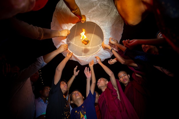 Photo bangladesh 13 octobre 2019 des dévots bouddhistes libèrent des lanternes célestes pour adorer les reliques de bouddha lors du festival probarona purnima à bandarban bangladesh