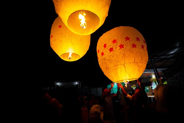 Bangladesh 13 octobre 2019 Les dévots bouddhistes tentent de faire voler des lanternes en papier à l'occasion du festival Probarona Purnima à Bandarban Bangladesh