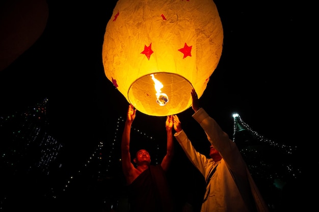 Photo bangladesh 13 octobre 2019 les dévots bouddhistes tentent de faire voler des lanternes en papier à l'occasion du festival probarona purnima à bandarban bangladesh