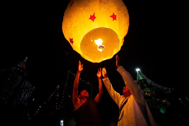 Bangladesh 13 octobre 2019 Les dévots bouddhistes tentent de faire voler des lanternes en papier à l'occasion du festival Probarona Purnima à Bandarban Bangladesh