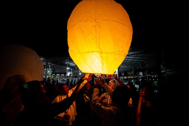 Photo bangladesh 13 octobre 2019 les dévots bouddhistes tentent de faire voler des lanternes en papier à l'occasion du festival probarona purnima à bandarban bangladesh