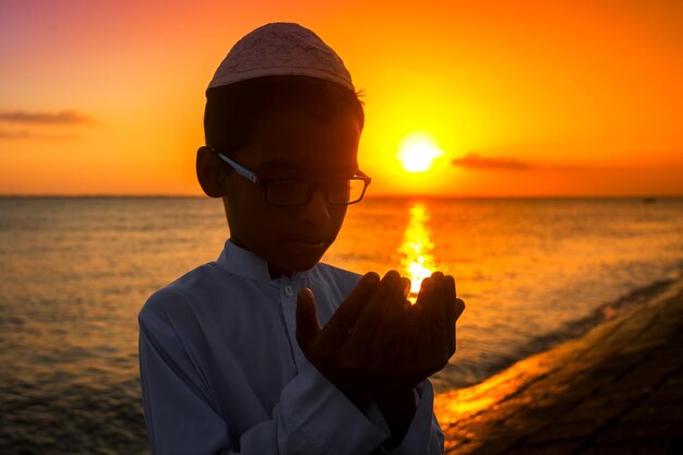 Bangladesh 22 juin 2019 Un garçon musulman prie au bord de la rivière au coucher du soleil le soir à Chandpur Bangladesh