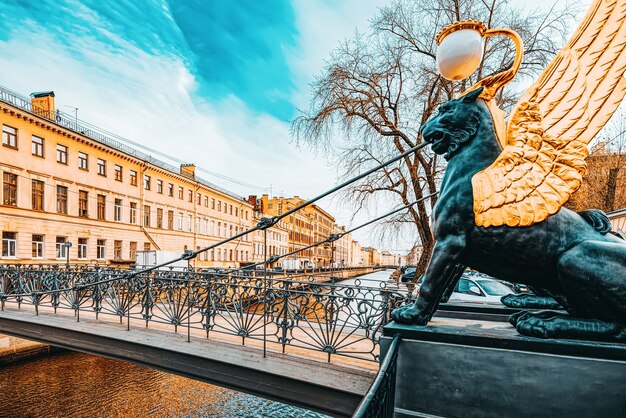 Bank Bridge est décoré de figures de griffons. Vue urbaine de Saint-Pétersbourg. Russie.