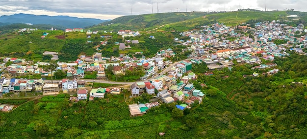 Banlieue le matin vu d'en haut dans les hautes terres de Da Lat, Vietnam.