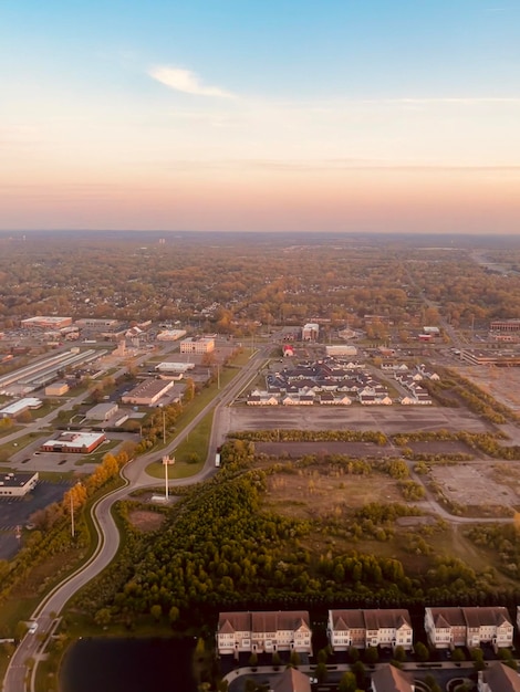 Photo les banlieues du midwest au crépuscule depuis l'avion.