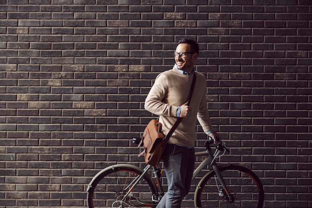 Un banlieusard urbain poussant le vélo dans la rue