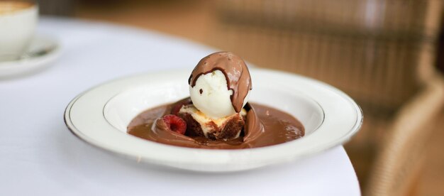 Banner Brownie avec crème glacée et sauce au chocolat Brownie avec framboises