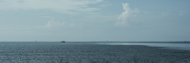 BANNIÈRE FORMAT LONG recadrage Atmosphère panorama nuage blanc ciel bleu clair ligne d'horizon calme mer vide Concept vie paradisiaque Design relax fond d'écran ton gris pâle plus en stock