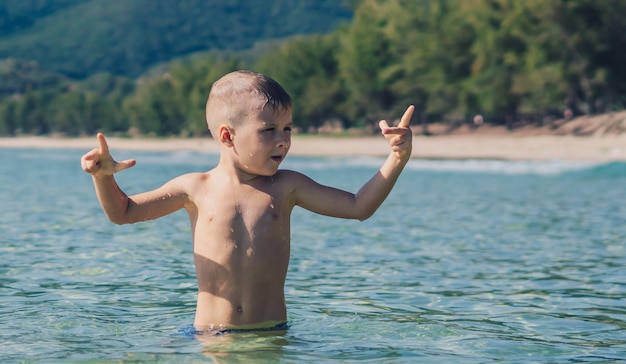 BANNIÈRE mode de vie stock photo garçon nager faire mouvement ébats amusement éclaboussures eau mer été soleil nature paysage enfance heureuse voyage vacances avec enfant enfants activité de loisirs simple comportement amusant