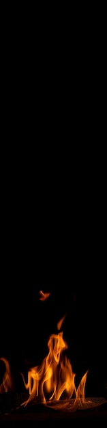 Photo bannière 1x4 jouant des langues et reflets de flamme sur fond noir