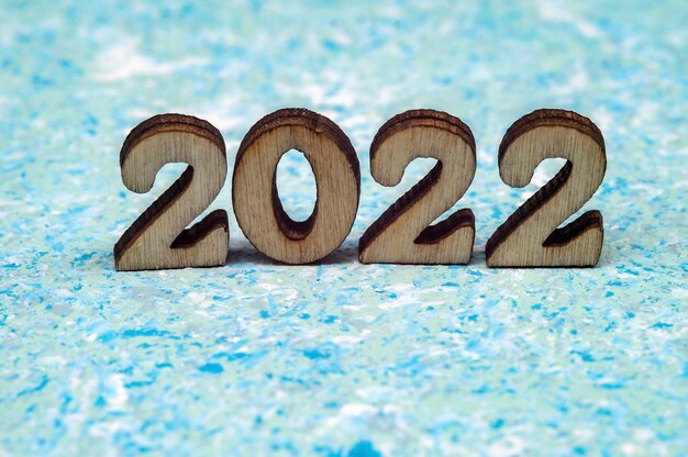 Photo la bannière 2022 figure 2022 sur fond bleu, les figures en bois sur le fond bleu.