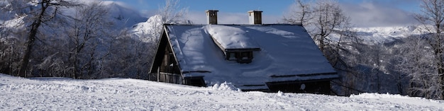 Bannière 41 avec un paysage pittoresque de montagne avec une cabane sur la pente