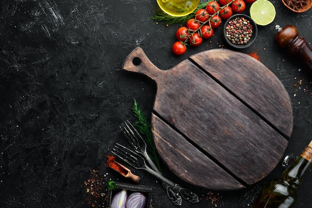 Bannière alimentaire. Épices, légumes et herbes sur fond de pierre noire. Vue de dessus. espace libre pour votre texte. Style rustique.