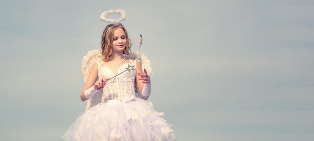 Bannière avec ange adolescent belle et mignonne jeune fille ange avec halo en robe d'ange blanc saint valentin