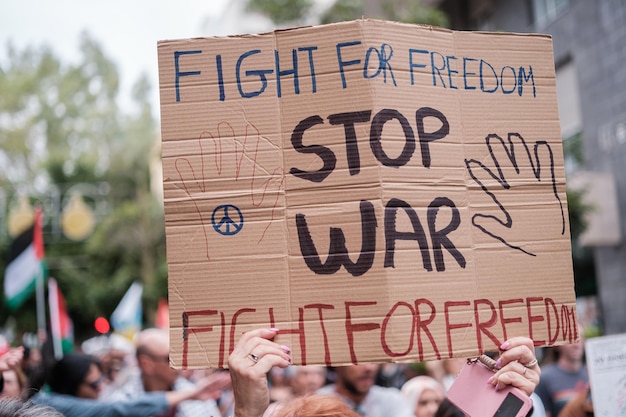 Bannière anti-guerre lors d'une manifestation publique Concept paix arrêter la guerre