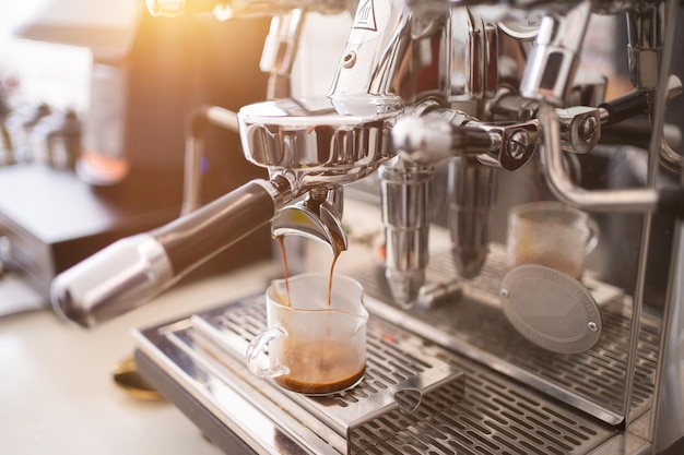 Bannière de Barista asiatique tassant le porte-filtre et préparant une tasse de café