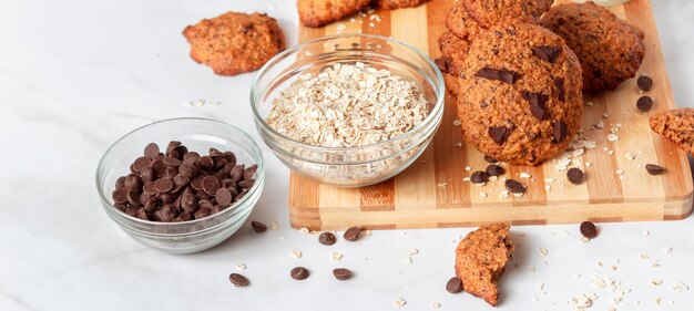 Bannière de biscuits à l'avoine faits maison avec du chocolat Petit-déjeuner sain servi sur planche de bois