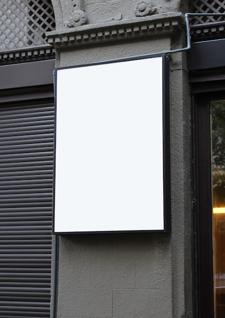 Une bannière blanche sur un modèle de mur pour le panneau d'affichage d'un restaurant, d'un café ou d'un magasin.