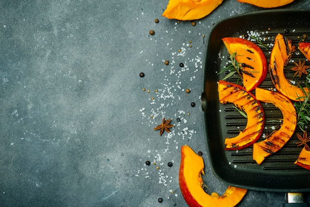 Bannière de citrouille grillée et cuite au four. Récolte d'automne de légumes et de plats de citrouille.