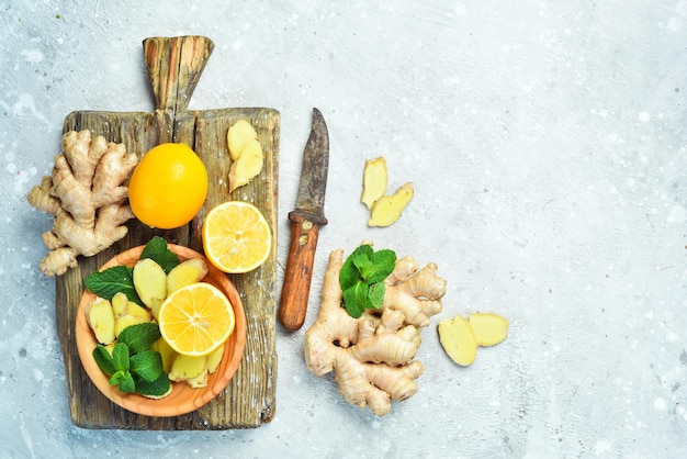 Bannière Composition de gingembre menthe et citron sur fond gris Vue de dessus Sur fond de pierre