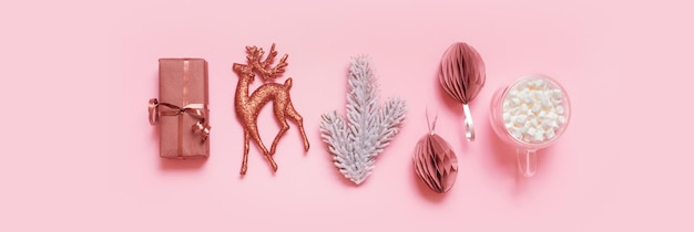 Bannière avec composition de noël créative minimale festive avec cerf de pin cadeau et décorations à plat sur fond coloré