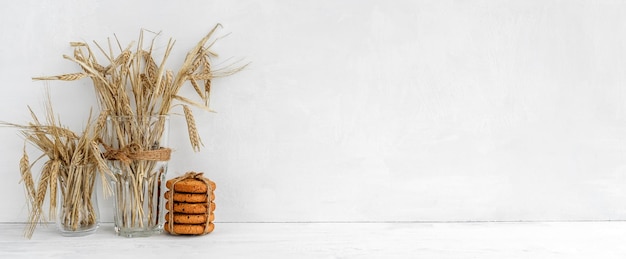 Bannière de cuisine blanche Biscuits à l'avoine et épis de céréales sur un tableau blanc