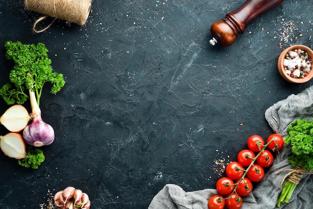 Bannière de cuisine Légumes et épices sur fond noir Espace libre pour votre texte Style rustique