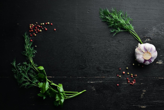 Bannière de cuisine noire : légumes et épices sur fond de pierre noire. Vue de dessus.