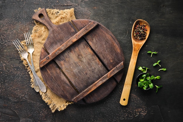 Bannière de cuisine Planche de cuisine épices et couverts Vue de dessus Espace libre pour votre texte Style rustique