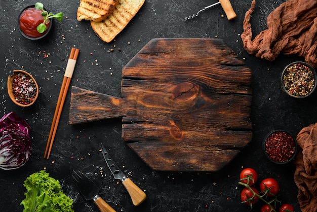 Bannière de cuisine. Table noire de cuisine et ingrédients. Aliments. Vue de dessus. Espace libre pour votre texte.