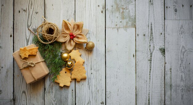 Bannière de décoration de Noël sur fond de bois blanc