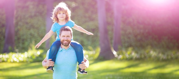 Bannière du père et du fils dans le parc d'été en plein air bonne fête des pères famille heureuse papa et enfant garçon passent du temps ensemble