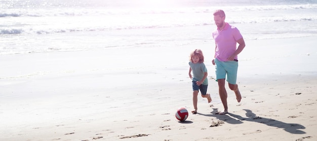 Bannière du père et du fils jouent au football ou au football sur l'activité sportive de plage père et fils jouent au football ou au football sur la plage papa avec enfant garçon le jour d'été