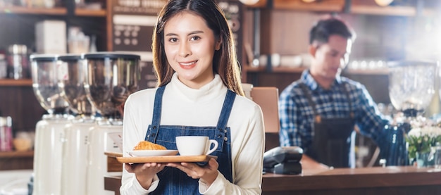 Bannière du propriétaire d'un café asiatique servant un gâteau de boulangerie et une tasse de café au client dans un café